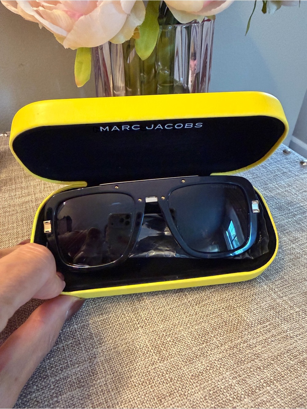 Marc Jacobs NWOT Black Women’s  Sunglasses with Yellow Case and lens cloth - Picture 9 of 14